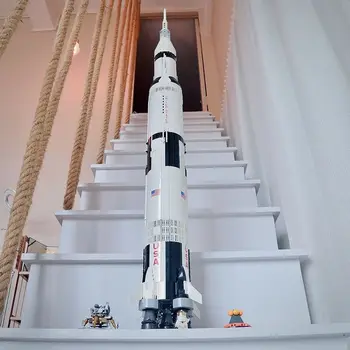 Класическият модел на ракетата-носител Аполо Сатурн V и стартова площадка са подходящи за 21309 92176 строителни блокове, забавни играчки за деца, подаръци