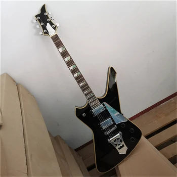 Лъскава черна електрическа китара със специална форма с хромирани фитинги, предложението за поръчка